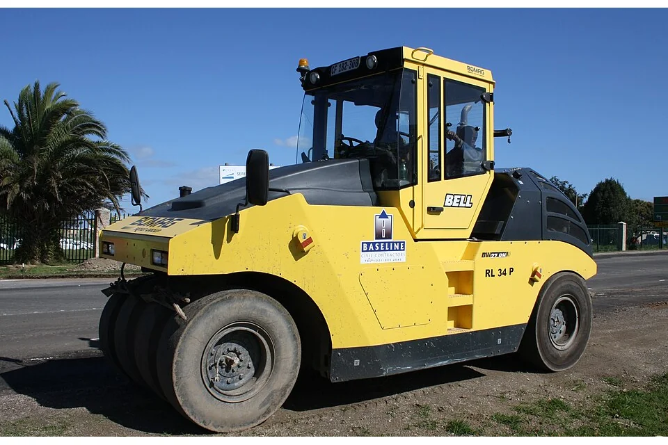 Cilindro de pneus BOMAG amarelo, com várias rodas pneumáticas.