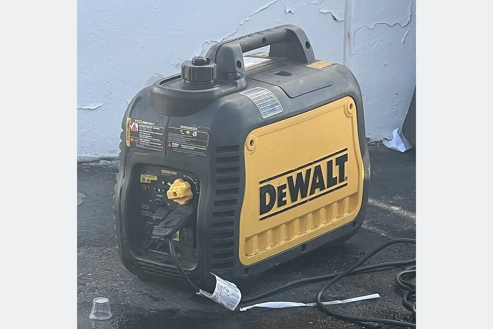 Gerador portátil compacto amarelo e preto.
