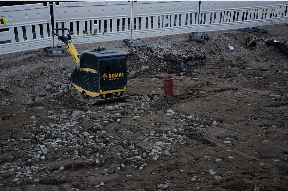 Placa vibratória reversível BOMAG BPR 70/70 D num terreno de obra.