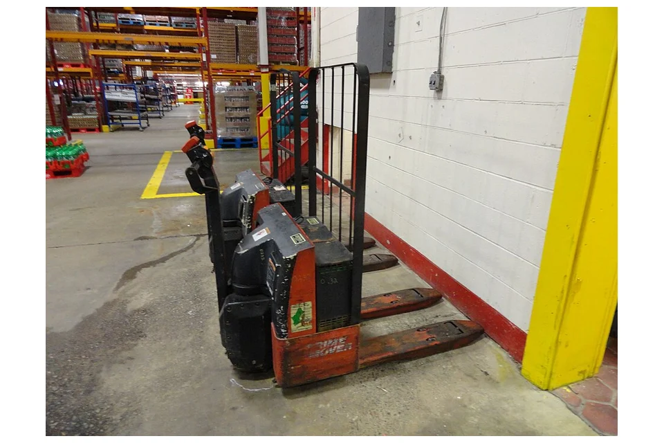 Porta-paletes e empilhador pedonal — fotografia de equipamento real
